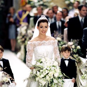 Anne Hathaway ve filmu Deník princezny 2: Královské povinnosti
Mia Thermopiles (Anne Hathaway) naprosto dokonale zapadla do královské rodiny. Pro nás už navždy v šatech s krajkovými rukávy bude princeznou (i když filmovou).
Anne Hathaway ve filmu Deník princezny 2: Královské povinnosti
Mia Thermopiles (Anne Hathaway) naprosto dokonale zapadla do královské rodiny. Pro nás už navždy v šatech s krajkovými rukávy bude princeznou (i když filmovou).