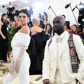 Modelka Kendall Jenner a návrhář Virgil Abloh na MET Gala s tématem Heavenly Bodies: Fashion & The Catholic Imagination v Metropolitním muzeu v New Yorku v květnu 2018.

Foto: Getty Images
