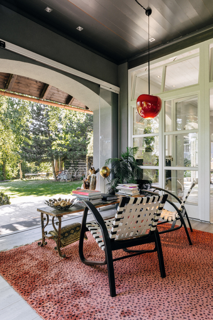 Venkovní pracovna naplňuje původní myšlenku provázanosti interiéru s exteriérem. Prostor doplňuje designová lampa Black Cherry od Niky Zupanc a křesla Thonet, a vytváří tak ideální místo pro práci s možností rozjímání při pohledu do krajiny.
