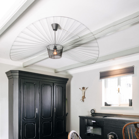 Kuchyňskému prostoru dominuje lustr Vertigo od francouzské značky Petite Friture a černá stará anglická, kompletně repasovaná skříň ze Snel Furniture. A samozřejmě nesmí chybět oblíbené taxidermie.
Foto: Honza Zima
Kuchyňskému prostoru dominuje lustr Vertigo od francouzské značky Petite Friture a černá stará anglická, kompletně repasovaná skříň ze Snel Furniture. A samozřejmě nesmí chybět oblíbené taxidermie.
Foto: Honza Zima