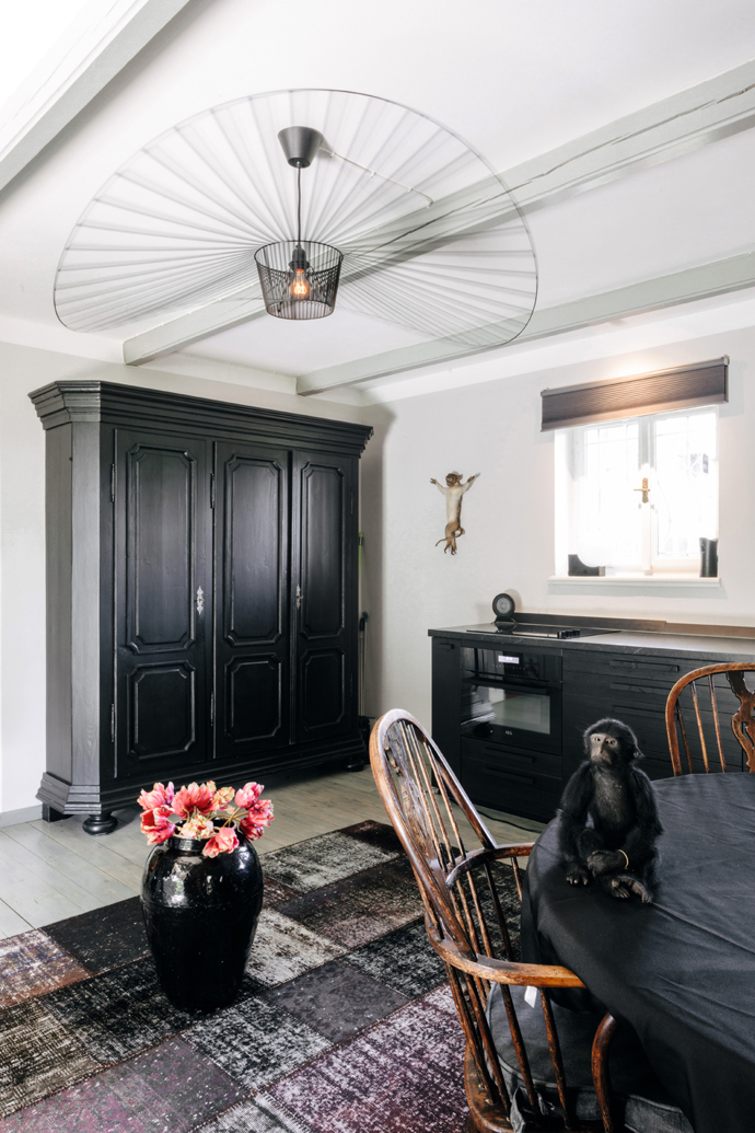 Kuchyňskému prostoru dominuje lustr Vertigo od francouzské značky Petite Friture a černá stará anglická, kompletně repasovaná skříň ze Snel Furniture. A samozřejmě nesmí chybět oblíbené taxidermie.

 

Foto: Honza Zima
