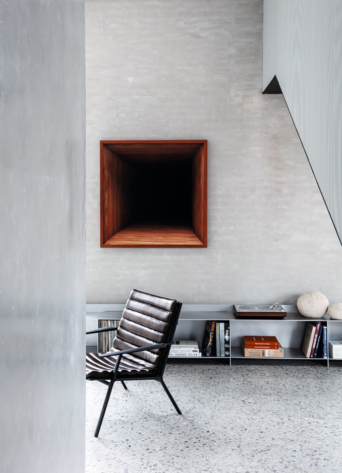 V Chimney House se snoubí skandinávský minimalismus, který dokonale reprezentují nejnovější kolekce dánské značky s pečlivě vybranými uměleckými díly. Křesílko Vipp456 Shelter v koženém provedení ladí k jídelním židlím a vyzývá k listování uměleckými publikacemi.

Foto: archiv Vipp

