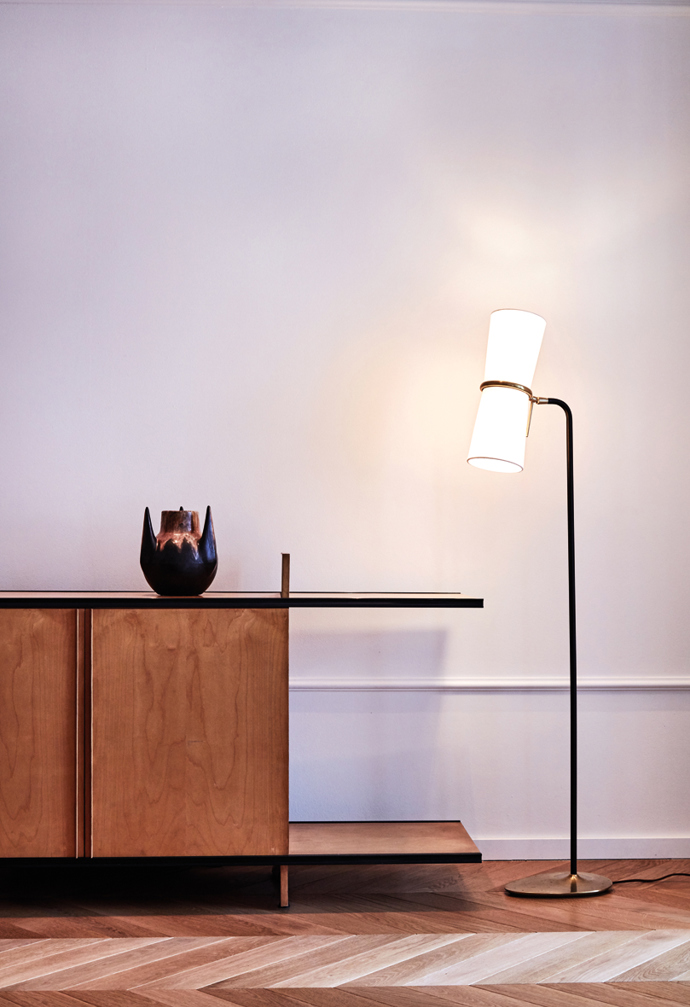 Zátiší

„Komoda je z Milána od italského designéra Angela Mangiarottiho, který dělal vestibul tamějšího vlakového nádraží Villapizzone. Vedle je artdecová váza z eBay. Lampu navrhla Aerin Lauder, což je neteř Estée Lauder.“

Foto: Benedikt Renč
