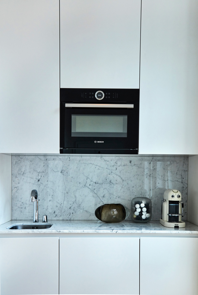 Minibar

„Kuchyň je spíš takový minibar. Nemám ani sporák. Jsem velký fanoušek Nespressa, takže kávovar nesmí chybět.“

Foto: Benedikt Renč

