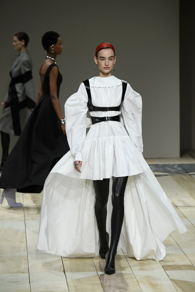 Alexander McQueen: Runway – Paris Fashion Week Podzim/Zima 2020/2021
