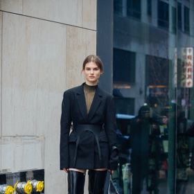 Modelka Giedre Dukauskaite před přehlídkou návrháře Diona Lee v New Yorku.
