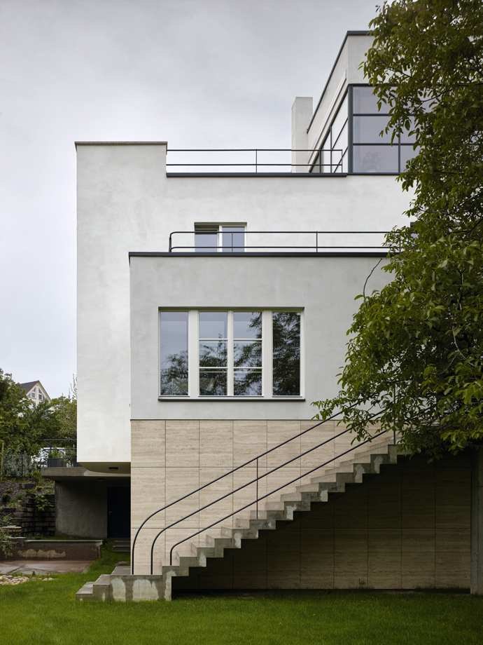 Ve vile Bernard zůstala původní pouze její hmota bez přidané části. Na snímku je vidět místo, kde architekti ubrali zábradlí, aby rozšířili výhled z okna ložnice. Celý dům je zděný z masivních plných cihel. minimalistickou točenou omítku si architekti zkoušeli na několika vzorcích. Šlo jim o to, aby vypadala nenápadně a přirozeně.

Foto: Filip Šlapal
