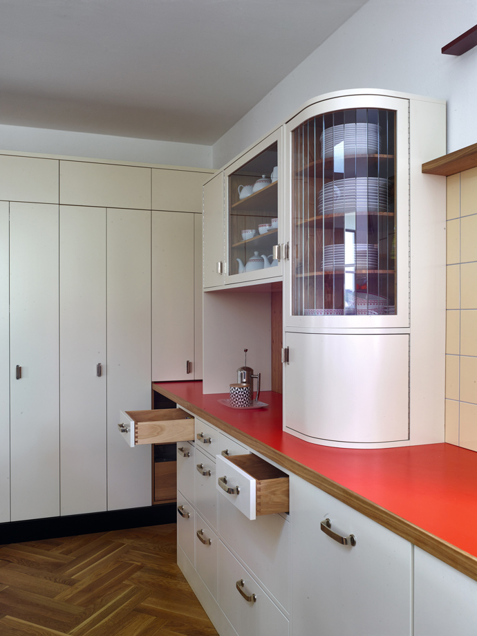 Mosazné úchytky na kredenci jsou původní, ty na zásuvkách jsou odlité z bílé mosazi podle úchytek z IKEA. „My je máme strašně rádi,“ směje se Jan alinče. Zásuvky jsou poctivě vyrobené ze dřeva.

Foto: Filip Šlapal
