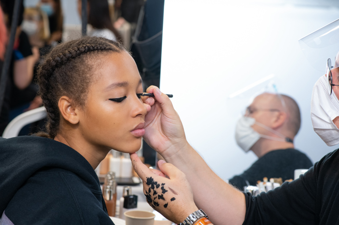 Backstage z líčení na přehlídku Dior SS 2021 | Foto: Inès Manai