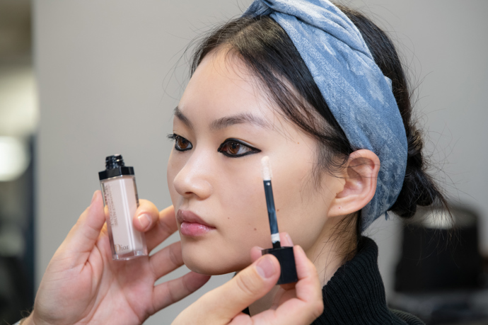 Backstage z líčení na přehlídku Dior SS 2021 | Foto: Inès Manai