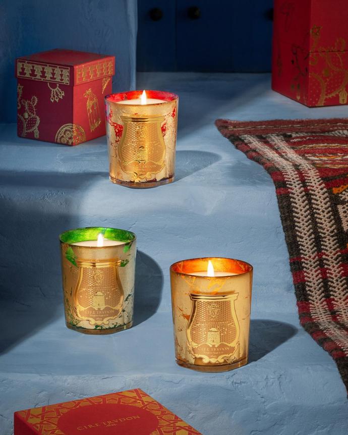 Letos o Vánocích se výrobce svíček Cire Trudon nechal inspirovat kouzlem marockého trhu. Teplé světlo se line z houpajících se závěsných lamp a dopadá na odlévané sklo i doplňky v odstínech zlata a mědi. Na co padne oko a co ucítí nos, má hypnotickou moc. Každá ze skleněných dóz se vyrábí a dekoruje zlatými lístky, ručně a s citem, jako by šlo o drahocennou marockou lucernu. Spolu tvoří barvitou kolekci svíček, které při hoření doslova září.

Cire Trudon Gloria, Gabriel, Fir | od 2 300 Kč | Koupíte na ingredients-store.com
