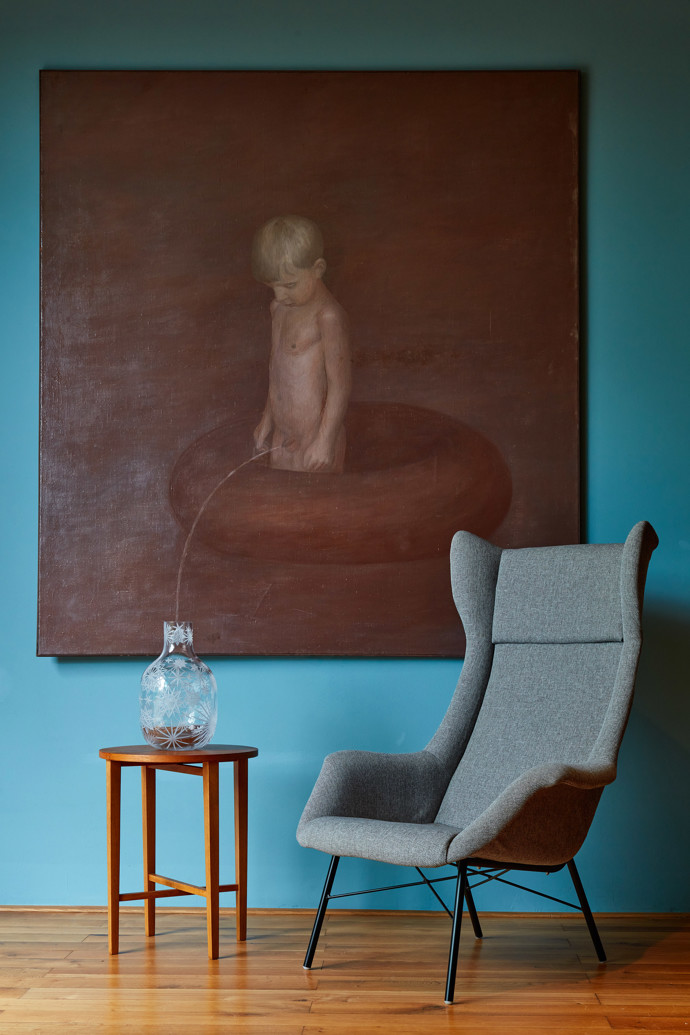 Křeslo s designem od Miroslava Navrátila je od TON z roku 1960, koupené v Retro Factory, váza Krakatit je dílo Ronyho Plesla pro Rückl.
Křeslo s designem od Miroslava Navrátila je od TON z roku 1960, koupené v Retro Factory, váza Krakatit je dílo Ronyho Plesla pro Rückl.
