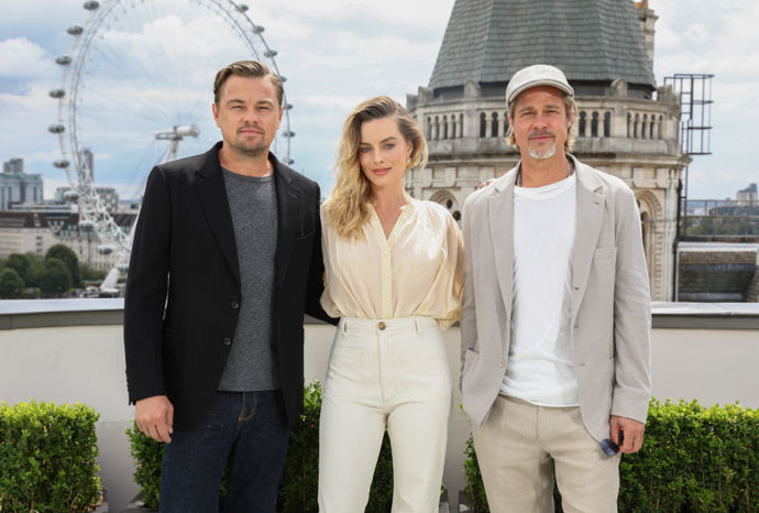2019, s Margot Robbie a Bradem Pittem na premiéře filmu Tenkrát v Hollywoodu v Londýně.
