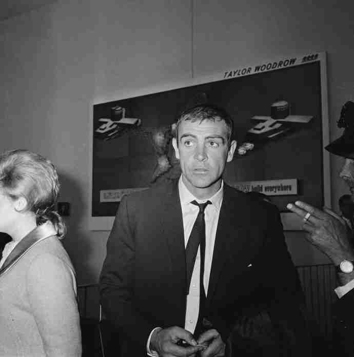 Sean Connery na londýnském letišti Heathrow. | 1965

