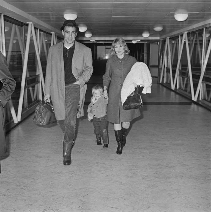 Sean Connery s manželkou Diane Cilento (1932 - 2011) a synem Jasonem. | Londýn, 1965
