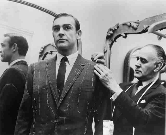 Krejčí Anthony Sinclair a Sean Connery na fittingu obleku k filmu Srdečné pozdravy z Ruska / From Russia With Love. | Londýn, 1963.

