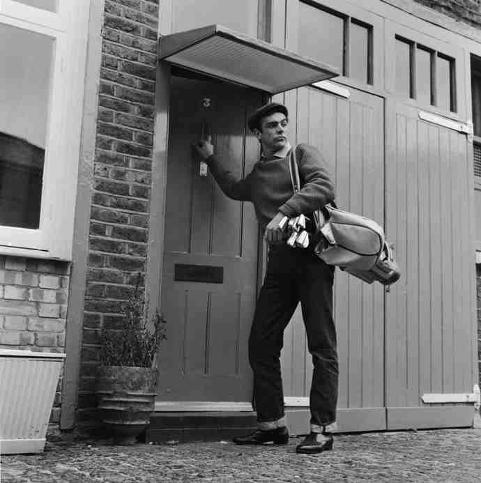 Sean Connery na cestě zahrát si golf. | Londýn, 1962
