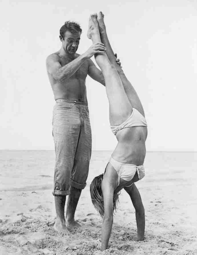 Sean Connery a švýcarská herečka Ursula Andress při natáčení filmu Dr. No. | 1962
