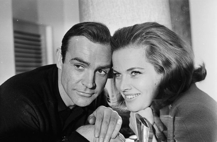 Portrét Seana Conneryho a Honor Blackman z filmu James Bond: Goldfinger. | 1964
