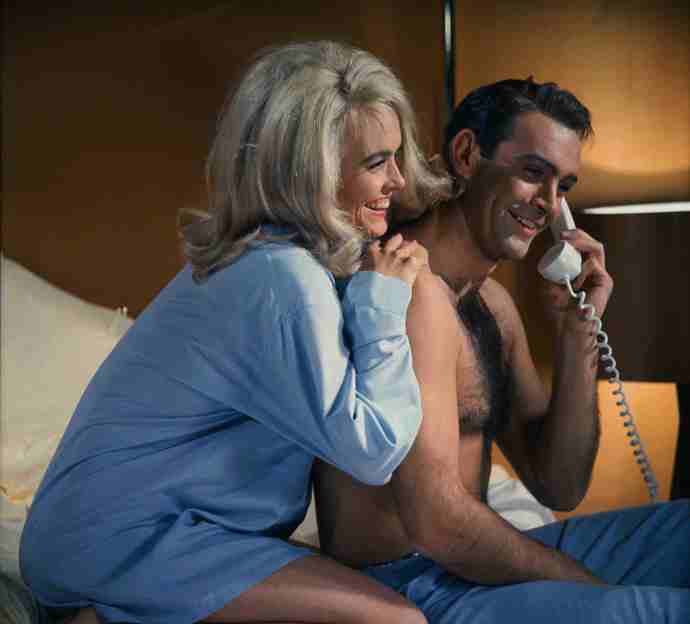 Sean Connery a Shirley Eaton v bondovce Goldfinger | 1964
