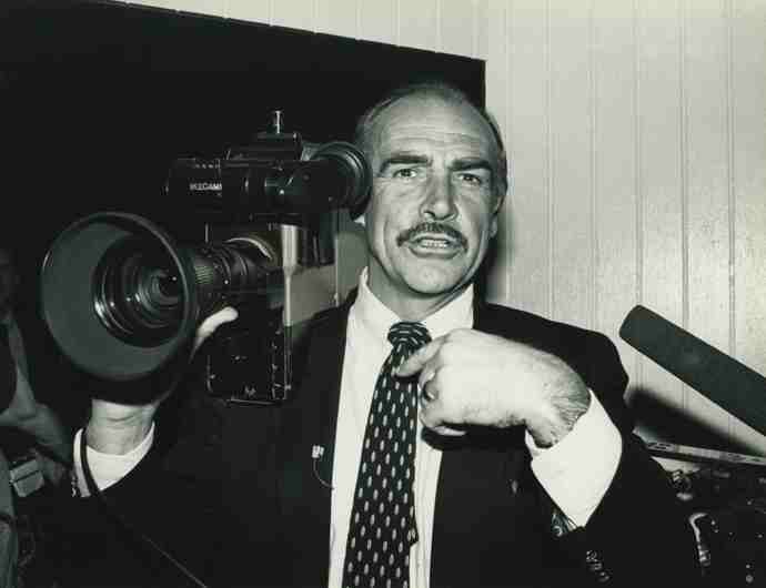 Sean Connery obklopený novináři. | New York, 1982

