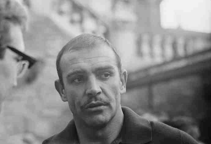 Sean Connery na natáčení filmu Pahorek / The Hill. | 1964
