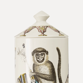 Vůni Otto, která voní jako oslova něčeho výjimečného, vytvořil pro Fornasetti mistr parfémů Olivier Polge. Je plná tymiánu a levandule, tónů cedrového dřeva a základu tvoří balzám tolu, kadidlo a bříza.

Svíčka Fornasetti Aperitivo Otto | 155 EUR | Koupíte na net-a-porter.com
