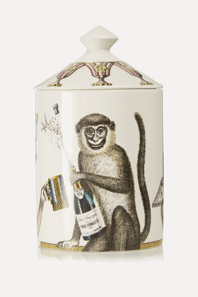 Vůni Otto, která voní jako oslova něčeho výjimečného, vytvořil pro Fornasetti mistr parfémů Olivier Polge. Je plná tymiánu a levandule, tónů cedrového dřeva a základu tvoří balzám tolu, kadidlo a bříza.

Svíčka Fornasetti Aperitivo Otto | 155 EUR | Koupíte na net-a-porter.com
