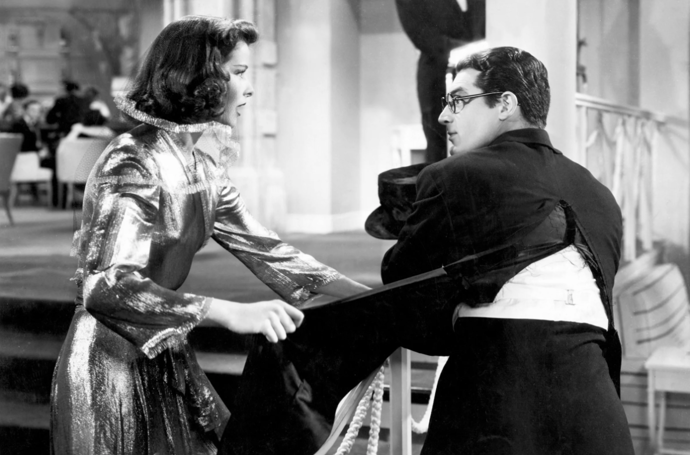 Leopardí žena (1938), jak už název napovídá, představitelka hlavní role Katharine Hepburn se ve filmu podobala leopardovi. A to i díky luxusním zlatým šatům na zem, které oblékla v jedné z nejznámějších scén vůbec.
