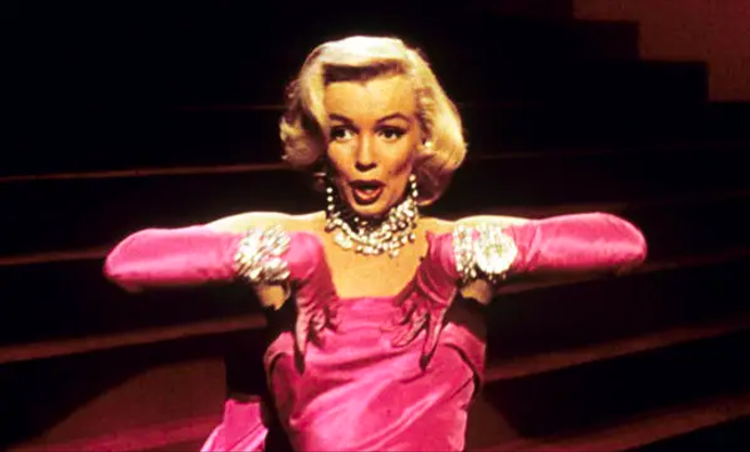 Páni mají radši blondýnky (1953), Marilyn Monroe a její ikonické růžové šaty s vysokými rukavičkami visely v nejednom pokojíčku. A nezapomínejme, že diamanty jsou naši nejlepší přátelé.

