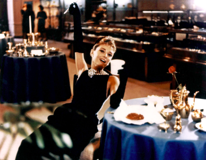 Snídaně u Tiffanyho (1961), posnídejte nejen s Audrey Hepburn a šperky v tyrkysové krabičce, ale také s pohledem na dokonalé Givenchy šaty.
