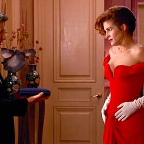 Pretty Woman (1990), v tomto filmu nás nepřestává bavit snad žádný outfit, ale kdybychom měli vybrat pouze jeden, byly by to červené šaty, které Vivian oblékla na operu.
