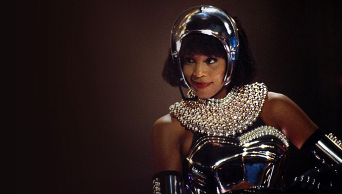 Osobní strážce (1992), Whitney Houston dala večerní róbě, kterou v tomto filmu oblékla, zcela jiný rozměr a udělala v ní dojem podobně velký jako je její hlas.
