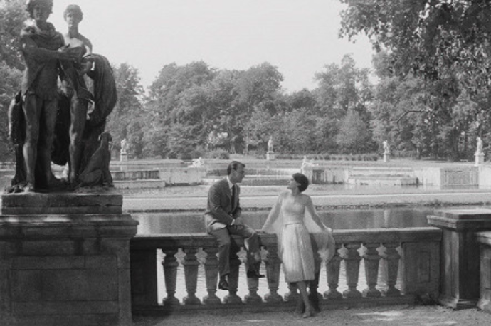 Loni v Marienbadu (1961), surrealistické drama z honosného barokního hotelu ozvláštňují především šaty od samotné Gabrielle Chanel.
