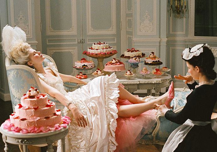 Marie Antoinette (2006), věděli jste, že i dvorní dámy Marie Antoinetty se v tomto filmu procházejí výhradně v lodičkách od Manola Blahnika?
