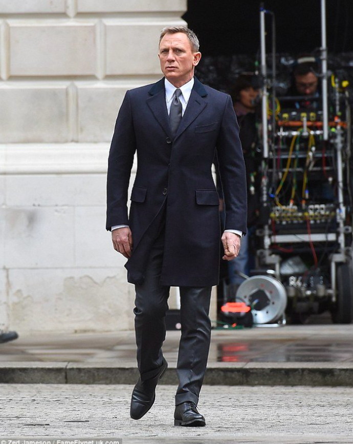 Spectre (2015), jeden z nejcharismatičtějších mužských hrdinů v našem výčtu nesmí chybět. Zvlášť ne, pokud obléká skvěle padnoucí kabáty od Toma Forda.
