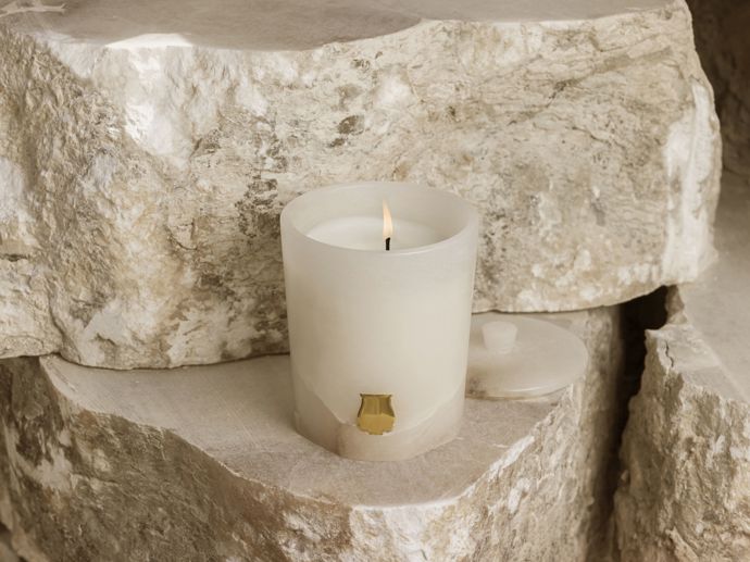 Svíčka Héméra s aromatickou vůní koriandru, kosatce a santalového dřeva se prvně představuje v kolekci Les Albâtres v drahocenné dóze vyrobené z alabastru - přírodního kamene mléčné barvy, který rozptyluje světlo. Každá dóza je originál vyrobený ručně ve Španělsku.

Cire Trudon Les Albatres Héméra | 4 300 Kč | Koupíte na ingredients-store.com
