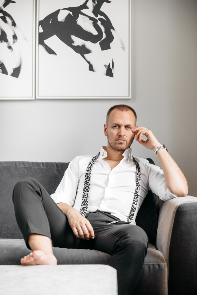Kreativní producent a publicista Milosh Harajda se narodil v Prešově, žil ve Velké Británii, Španělsku, Chile i Spojených státech amerických. Nad sofa od Skanfort visí malby mužských torz od Milana Sodomy, které mu malíř vytvořil na přání.
