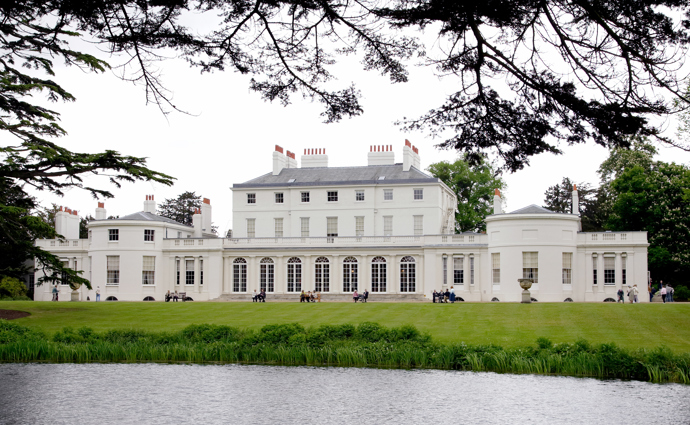 Frogmore house
Tato rezidence je známá především díky svatební recepci Harryho a Meghan, která se zde konala. Toto panství původně koupil král Jiří III. Své manželce Šarlotě a nyní zde nikdo permanentně nebydlí. Tato lokace je spíše využívána k soukromým akcím a večírkům.
Frogmore house
Tato rezidence je známá především díky svatební recepci Harryho a Meghan, která se zde konala. Toto panství původně koupil král Jiří III. Své manželce Šarlotě a nyní zde nikdo permanentně nebydlí. Tato lokace je spíše využívána k soukromým akcím a večírkům.