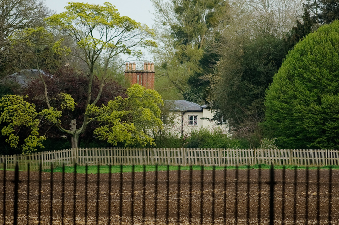 Frogmore Cottage
Bývalý domov vévody a vévodkyně ze Sussexu se vyskytuje na stejných pozemcích jako Frogmore House. Nechala ho vystavět královna Šarlota a nachází se pouze půl míle od Windsoru.
Frogmore Cottage
Bývalý domov vévody a vévodkyně ze Sussexu se vyskytuje na stejných pozemcích jako Frogmore House. Nechala ho vystavět královna Šarlota a nachází se pouze půl míle od Windsoru.