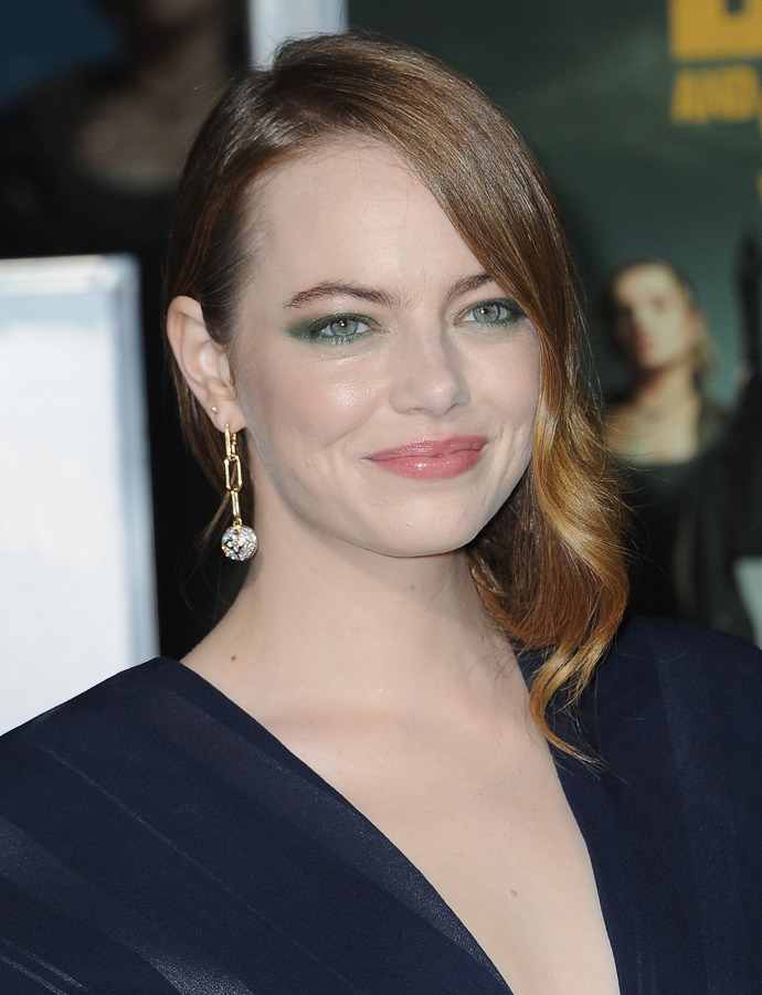 

Emma Stone 

“Myslím, že by pro mě sociální média nebyla pozitivním přínosem,” sdělila Emma americké Elle. “Pokud lidé zvládají takovou formu mediální pozornosti, klobouk dolů před nimi.” 
