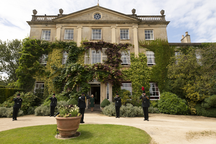 Highgrove House
Toto privátní sídlo Charlese a Camilly je proslulé svými nádhernými zahradami, které jsou čas od času přístupné i veřejnosti. Cahrles ho koupil v roce 1981 kvůli své příhodné lokaci. Pobýval zde i s Dianou.
Highgrove House
Toto privátní sídlo Charlese a Camilly je proslulé svými nádhernými zahradami, které jsou čas od času přístupné i veřejnosti. Cahrles ho koupil v roce 1981 kvůli své příhodné lokaci. Pobýval zde i s Dianou.