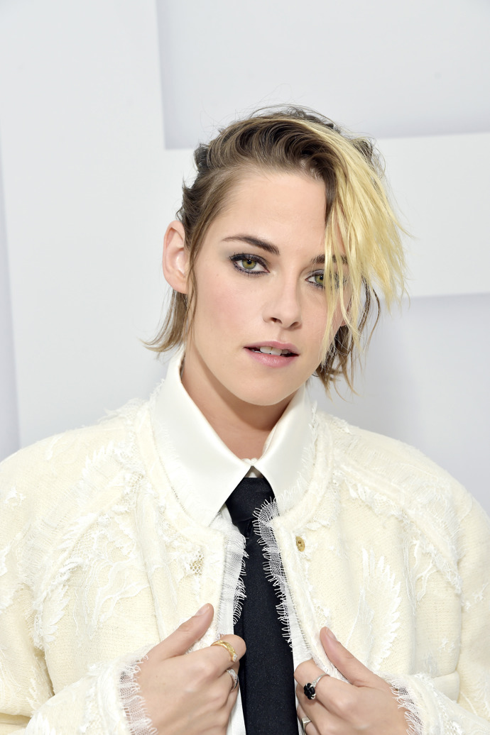  

Kristen Stewart 

“Je to jako kdybyste šlapali po životě někoho jiného bez žádných ohledů,” vyjádřila se Kristen pro Flaut. “Všichni to mohou dělat. Kupte si foťák a jste hned paparazzi, stáhněte si Twitter a je z vás informátor. Je to tak otravné.” 

