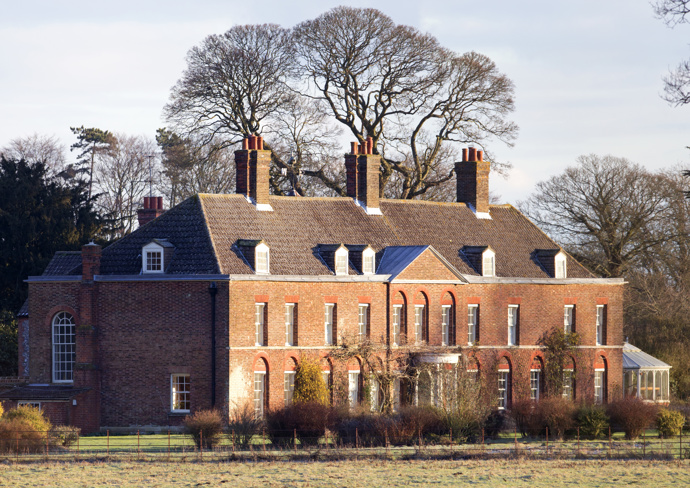Anmer Hall
Tento dům v georgiánském stylu dostali William a Kate darem od královny ihned po svatbě a nachází se na Sandringhamském panství. Královský pár zde žil i s rodinou, než se přestěhovali do Kensingtonského paláce.
Anmer Hall
Tento dům v georgiánském stylu dostali William a Kate darem od královny ihned po svatbě a nachází se na Sandringhamském panství. Královský pár zde žil i s rodinou, než se přestěhovali do Kensingtonského paláce.