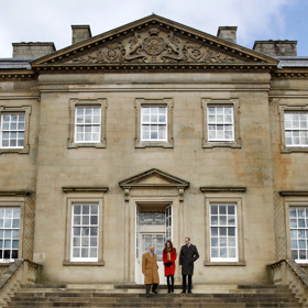  

Dumfries House

Historie tohoto domu se datuje do roku 1794, kdy William Crichton-Dalrymple načrtl první plány k jeho stavbě v palladiánském stylu. Je považován za jeden z klenotů majetku Commonweathu. Dnes je tento příbytek otevřen veřejnosti, která může obdivovat originální nábytek z 18. století a výjimečné interiéry.  
