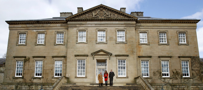 Dumfries House
Historie tohoto domu se datuje do roku 1794, kdy William Crichton-Dalrymple načrtl první plány k jeho stavbě v palladiánském stylu. Je považován za jeden z klenotů majetku Commonweathu. Dnes je tento příbytek otevřen veřejnosti, která může obdivovat originální nábytek z 18. století a výjimečné interiéry.
Dumfries House
Historie tohoto domu se datuje do roku 1794, kdy William Crichton-Dalrymple načrtl první plány k jeho stavbě v palladiánském stylu. Je považován za jeden z klenotů majetku Commonweathu. Dnes je tento příbytek otevřen veřejnosti, která může obdivovat originální nábytek z 18. století a výjimečné interiéry.