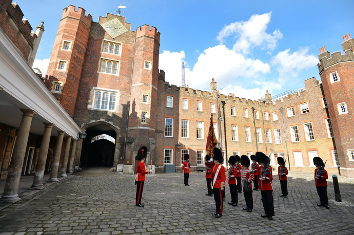 St. James's Palace
Jde o bývalé sídlo anglických monarchů až do vlády královny Viktorie, kde se tradičně oznamovalo nástupnictví po smrti panovníka. Aktuálně jde o londýnskou rezidenci princezny Anny, princezny Beatrice a princezny Alexandry. Pořádají se zde i charitativní akce.
St. James's Palace
Jde o bývalé sídlo anglických monarchů až do vlády královny Viktorie, kde se tradičně oznamovalo nástupnictví po smrti panovníka. Aktuálně jde o londýnskou rezidenci princezny Anny, princezny Beatrice a princezny Alexandry. Pořádají se zde i charitativní akce.