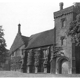  

The Old Royal Palace of Hatfield 

Původní stavba v hollywoodem proslaveném Hatfieldu byla oblíbeným místem královny Alžběty I., která zde strávila své dětství. Po nástupu Jakuba I. na trůn byla tento nemovitost darována Robertu Cecilovi hraběti ze Salisbury, prvnímu ministru Alžběty, který zde postavil dechberoucí jakobínský palác.  
