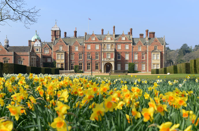 Sandringham House
Toto panství o rozloze 19 000 akrů je soukromou rezidencí královské rodiny, které Alžběta zdědila. Obvykle se zde slaví Vánoce a navštěvují se bohoslužby v kostele sv. Máří Magdalény, který se nachází v areálu.
Sandringham House
Toto panství o rozloze 19 000 akrů je soukromou rezidencí královské rodiny, které Alžběta zdědila. Obvykle se zde slaví Vánoce a navštěvují se bohoslužby v kostele sv. Máří Magdalény, který se nachází v areálu.