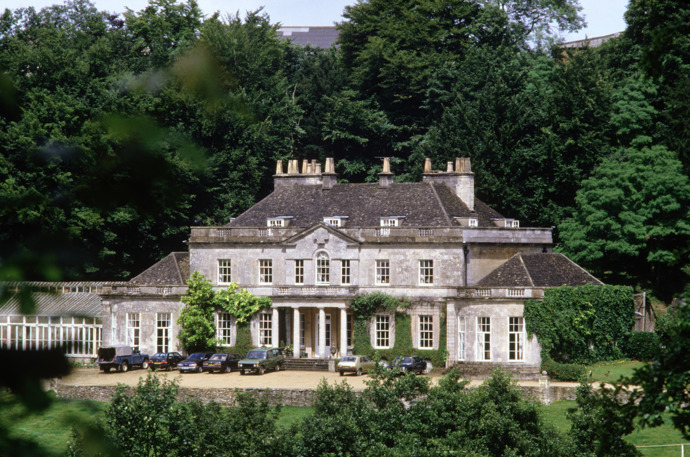 Gatcombe Park
Nachází se v Gloucesteru a je sídlem jediné dcery královny. Anna a její manžel sir Timothy Laurence v tomto venkovském domě bydlí i se svou dcerou Zarou Tindal.
Gatcombe Park
Nachází se v Gloucesteru a je sídlem jediné dcery královny. Anna a její manžel sir Timothy Laurence v tomto venkovském domě bydlí i se svou dcerou Zarou Tindal.
